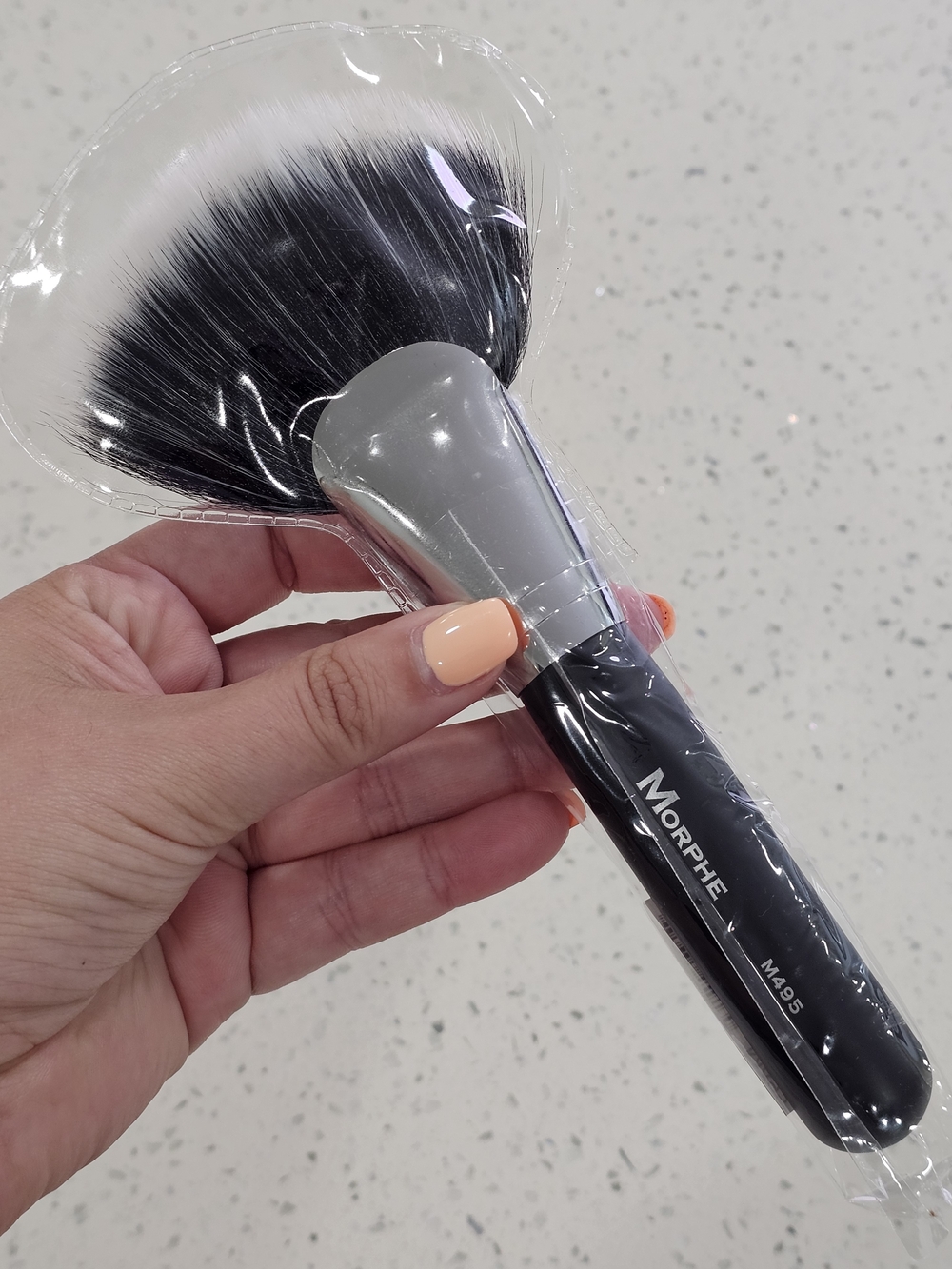 Morphe Fan Brush M495 in Black and White Bristles